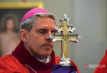 Krzyż trwa, choć zmienia się świat