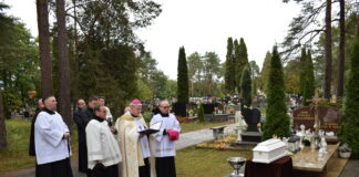 Z Maryją pod krzyżem