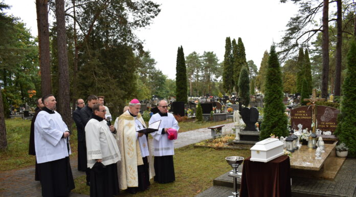 Z Maryją pod krzyżem